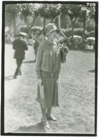 Frau in Kleid auf dem Rennplatz in Deauville