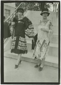 Frauen in Kleidern auf dem Rennplatz in Auteuil