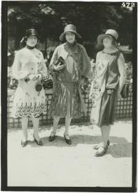 Frauen in Kleidern auf dem Rennplatz in Auteuil