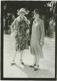 Frau in Kleid und Frau in Mantel und Kleid auf dem Rennplatz in Auteuil