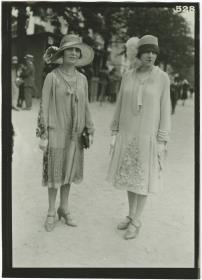 Frauen in Kleidern auf dem Rennplatz in Auteuil