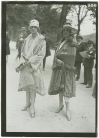 Frauen in Mänteln auf dem Rennplatz in Auteuil