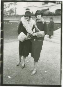 Frauen in Mänteln auf dem Rennplatz in Auteuil