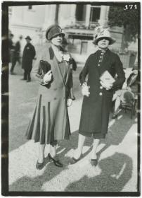 Frauen in Mänteln auf dem Rennplatz in Longchamp