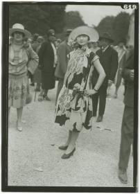 Frauen in Kleid auf dem Rennplatz in Longchamp