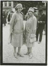 Frauen in Kleidern und Mänteln auf dem Rennplatz in Longchamp
