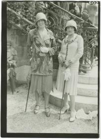 Frauen in Kostümen auf dem Rennplatz in Longchamp