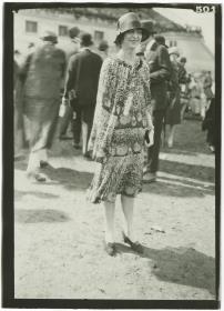 Frau in Kleid auf dem Rennplatz in Auteuil