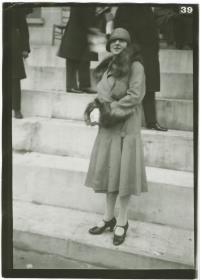 Frau in Mantel auf dem Rennplatz in Auteuil