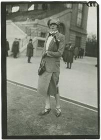 Frau in Kostüm auf dem Rennplatz in Auteuil