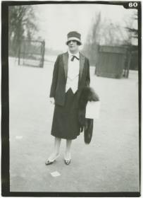 Frau in Kostüm auf dem Rennplatz in Auteuil