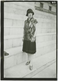 Frau in Kleid auf dem Rennplatz in Auteuil