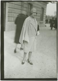 Frau in Mantel auf dem Rennplatz in Auteuil