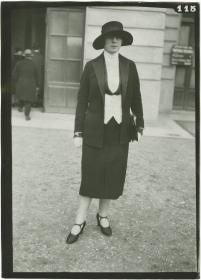 Frau in Kostüm auf dem Rennplatz in Auteuil