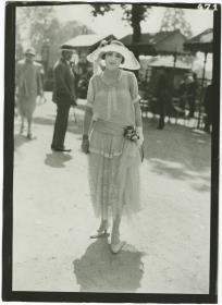 Frau in Kleid auf dem Rennplatz in Auteuil