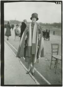 Frau in Ensemble auf dem Rennplatz in Auteuil