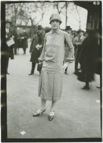 Frau in Kleid auf dem Rennplatz in Auteuil