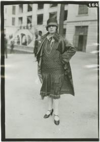 Frau in Kleid und Mantel auf dem Rennplatz in Auteuil