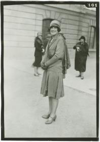 Frau in Kostüm auf dem Rennplatz in Auteuil