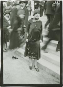 Frau in Kleid auf dem Rennplatz in Auteuil