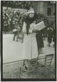 Frau in Mantel auf dem Rennplatz in Auteuil