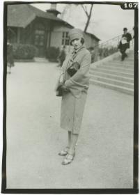 Frau in Mantel auf dem Rennplatz in Auteuil