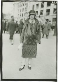 Frau in Mantel auf dem Rennplatz in Auteuil