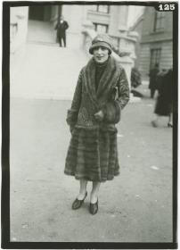 Frau in Mantel auf dem Rennplatz in Auteuil