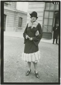 Frau in Mantel auf dem Rennplatz in Auteuil