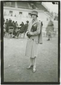 Frau in Mantel auf dem Rennplatz in Auteuil