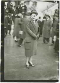 Frau in Mantel auf dem Rennplatz in Auteuil