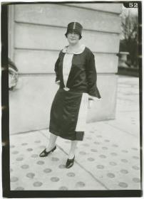 Frau in Kleid auf dem Rennplatz in Auteuil