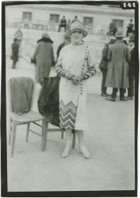 Frau in Mantel auf dem Rennplatz in Auteuil