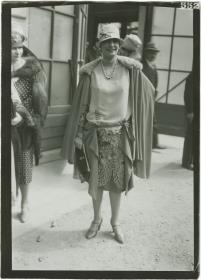 Frau in Ensemble auf dem Rennplatz in Auteuil