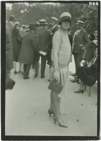Frau in Ensemble auf dem Rennplatz in Auteuil