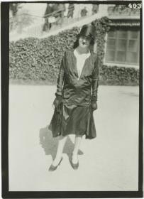 Frau in Kleid auf dem Rennplatz in Auteuil