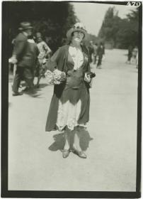 Frau in Ensemble auf dem Rennplatz in Auteuil