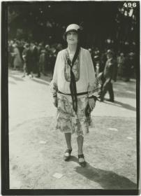 Frau in Kleid auf dem Rennplatz in Auteuil