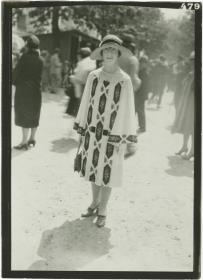 Frau in Kleid auf dem Rennplatz in Auteuil