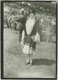 Frau in Kleid auf dem Rennplatz in Auteuil