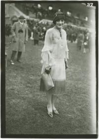 Frau in Kleid auf dem Rennplatz in Auteuil