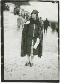 Frau in Kleid und Mantel auf dem Rennplatz in Auteuil