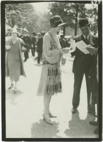 Frau in Kleid und Mann in Anzug auf dem Rennplatz in Auteuil