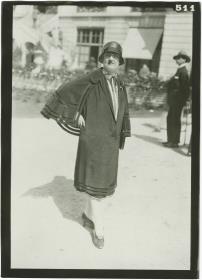 Frau in Mantel auf dem Rennplatz in Auteuil