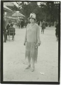 Frau in Kleid auf dem Rennplatz in Auteuil