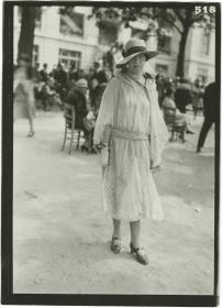 Frau in Kleid auf dem Rennplatz in Auteuil