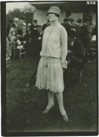 Frau in Kleid auf dem Rennplatz in Chantilly