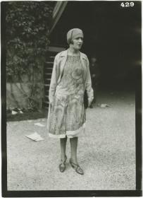 Frau in Kleid und Mantel auf dem Rennplatz in Chantilly