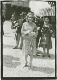 Frau in Kleid auf dem Rennplatz in Chantilly