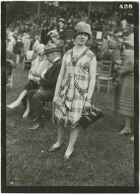 Frau in Kleid auf dem Rennplatz in Chantilly